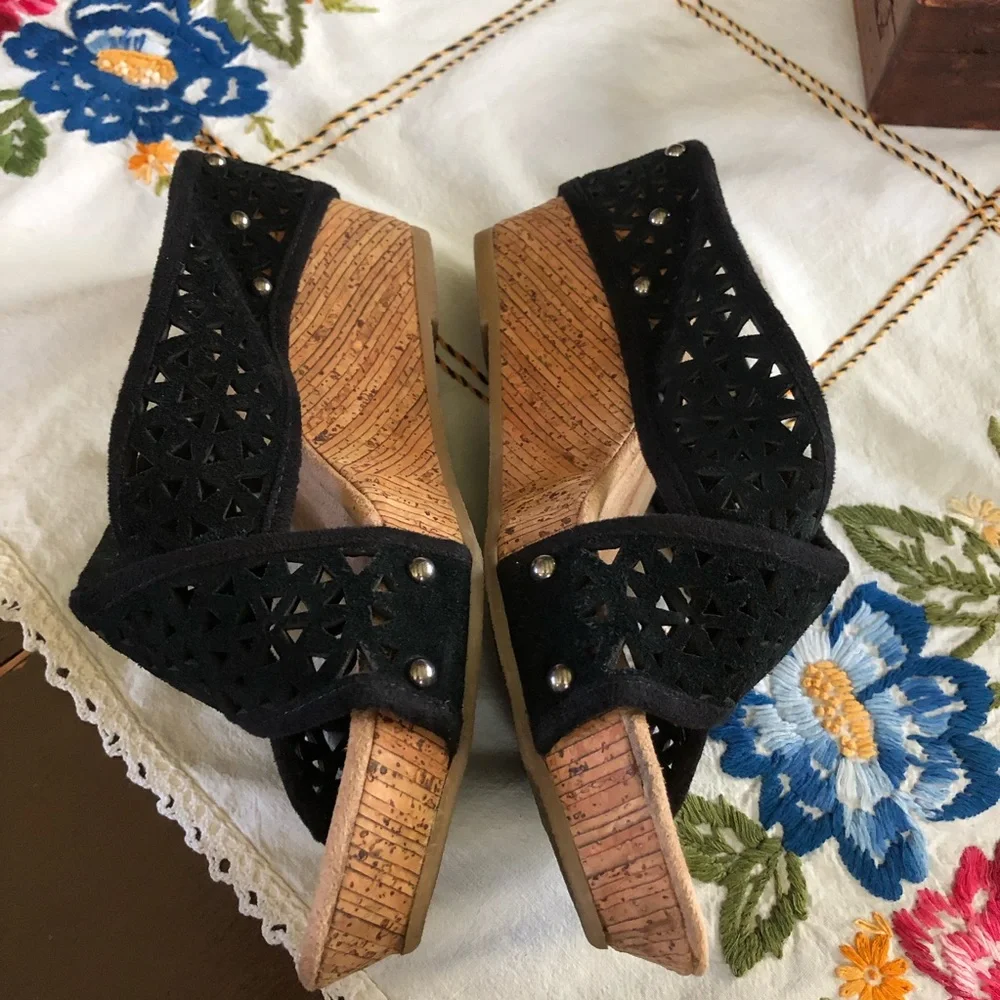 Minnetonka Lainey Suede Crisscross Comfort Platform Wedges in Black. Size 9